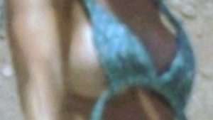 Βίκυ Χατζηβασιλείου μαγιό σχεδόν γυμνόστηθη