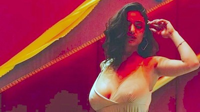 Νεαρή με μεγάλο στήθος