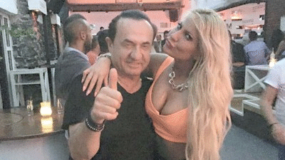 Κυρία με μαγιό & κοντές φούστες