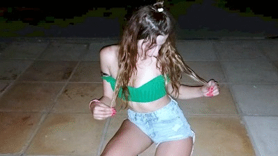 Νεαρή σε αποκαλυπτικές φωτογραφίες