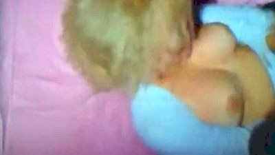 Τραγουδίστρια & ηθοποιός γυμνόστηθη